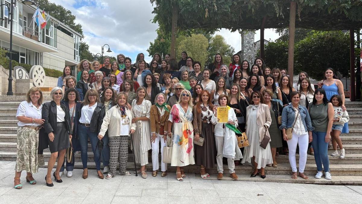 El grupo de las «pitas» en la edición de 2025, tras la comida en la plaza.