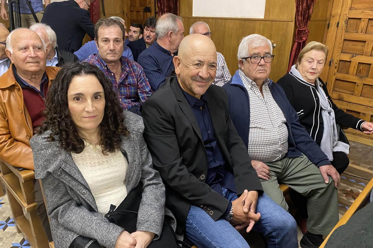 Gambín presenta su libro del Centenario del Elche rodeado de leyendas y expresidentes Gambín presenta su libro del Centenario del Elche rodeado de leyendas y expresidentes