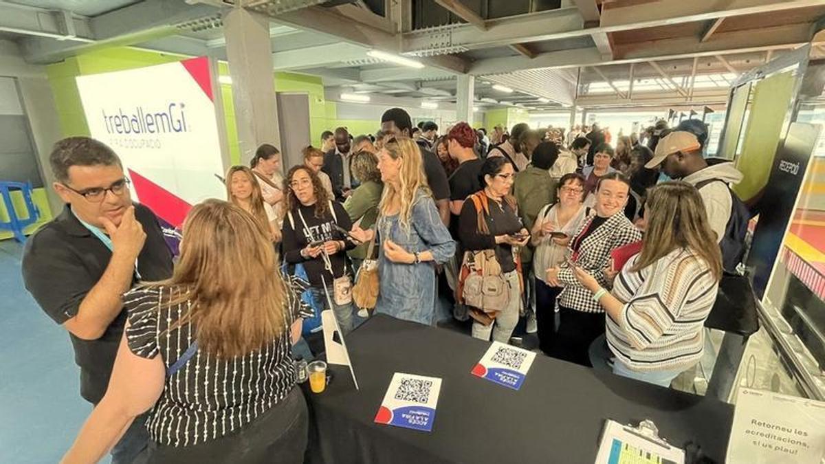 Participants i empreses a la Fira d’Ocupació TreballemGi de Blanes.