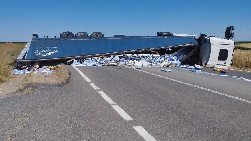 Cortada al tráfico la carretera A-440 en Palma del Río tras volcar un camión de gran tonelaje