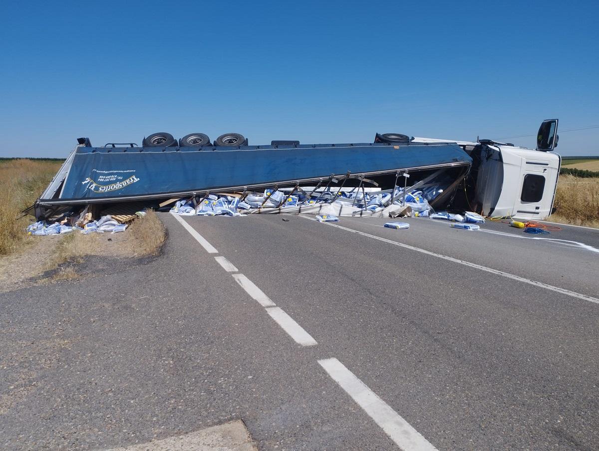 El camión accidentado, volcado en la carretera A-440.