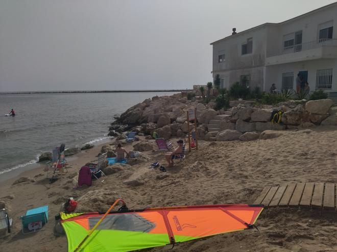 Imágenes: el último verano sin arena en la playa de les Deveses de Dénia