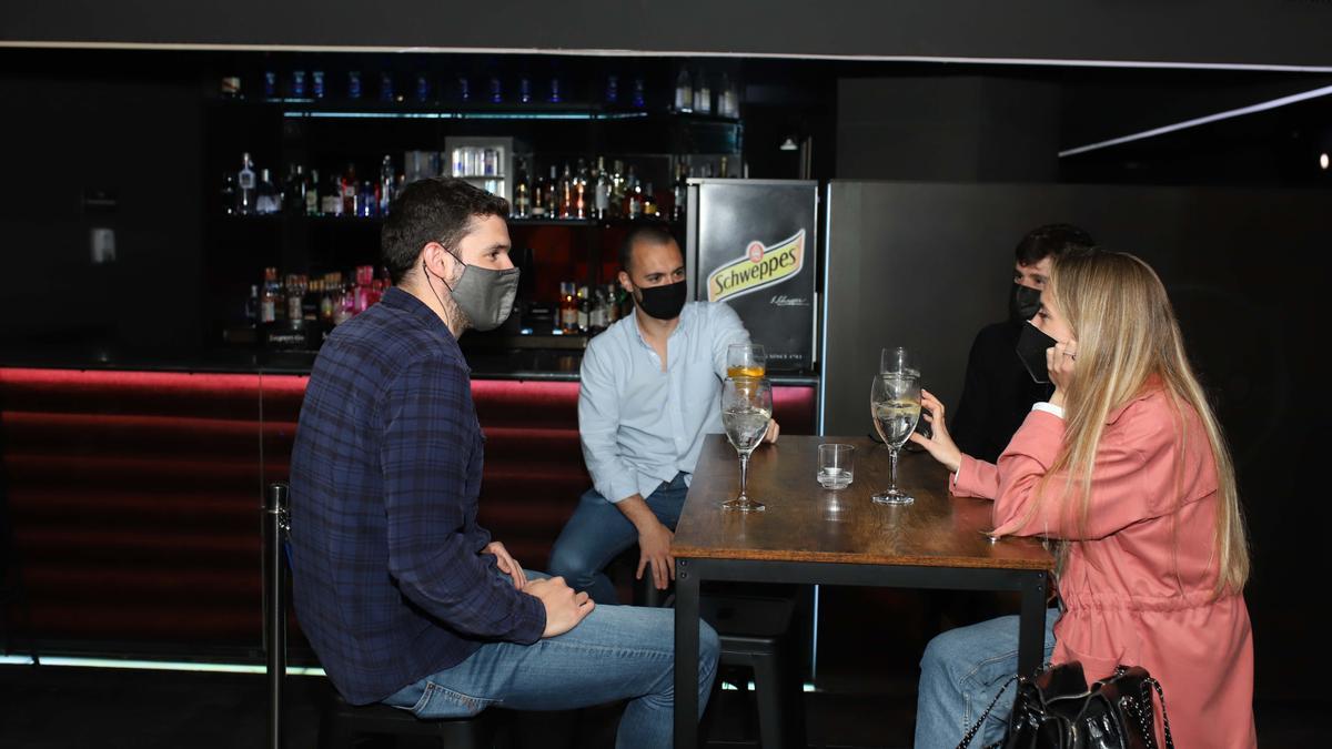 El ocio nocturno alerta de que su pronto cierre no ayuda a frenar las aglomeraciones o botellones.