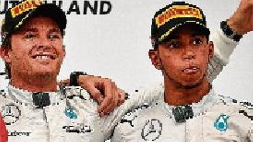 Rosberg es mostra eufòric al costat del seu company Hamilton