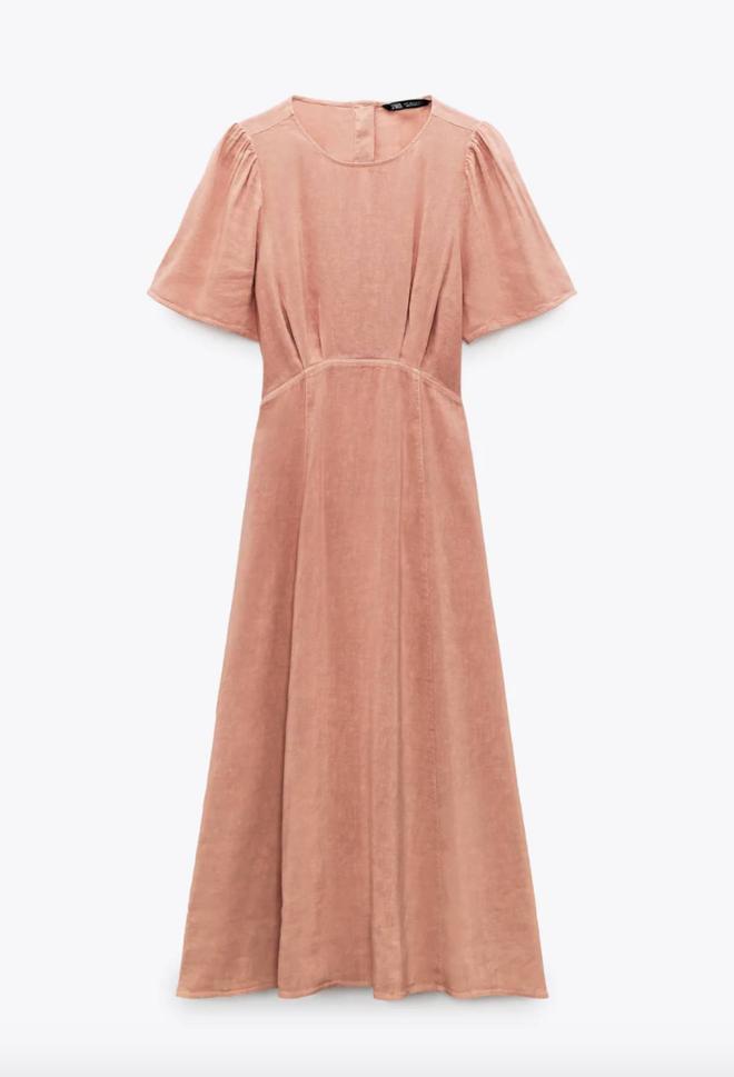 Vestido midi de lino en color melocotón, de Zara