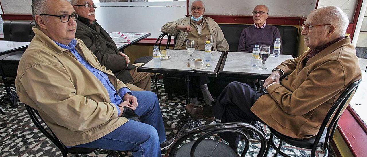 Juan García, Juan Prieto, Gabino Azcárraga, Fernando Álvarez Balbuena y Jesús Fernández, en el rincón con vistas a la calle la Cámara que ocupan todos los días por la mañana para conversar.