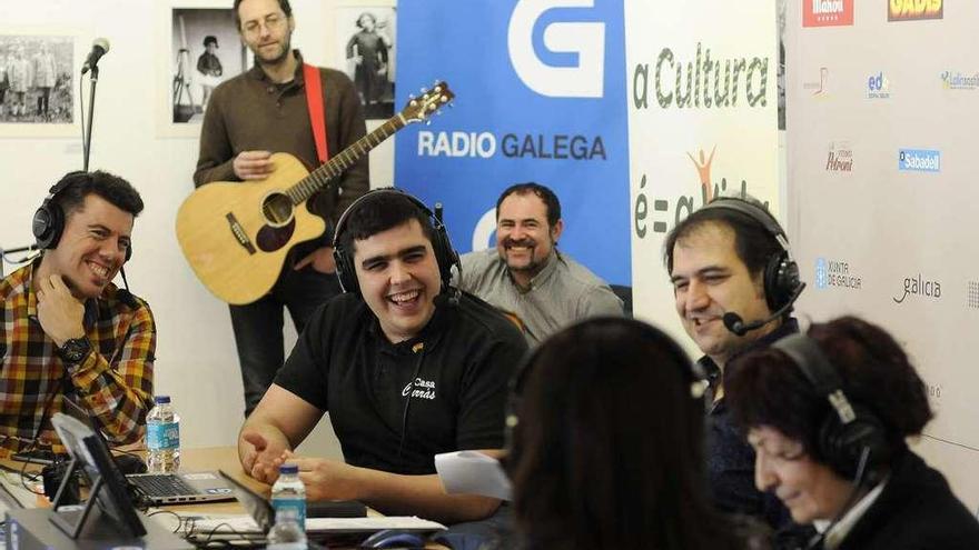 El magasín matinal de la Radio Galega se emitió ayer desde el museo Ramón Aller. // Bernabé/Javier Lalín