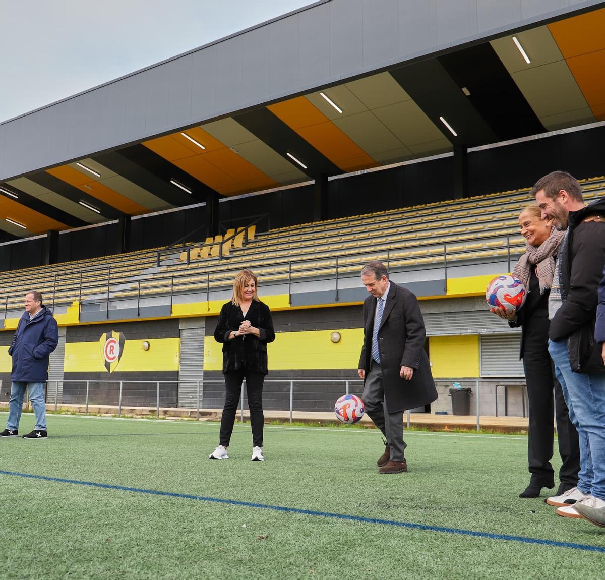 Caballero toca el balón esta mañana en el campo de Bouzas.