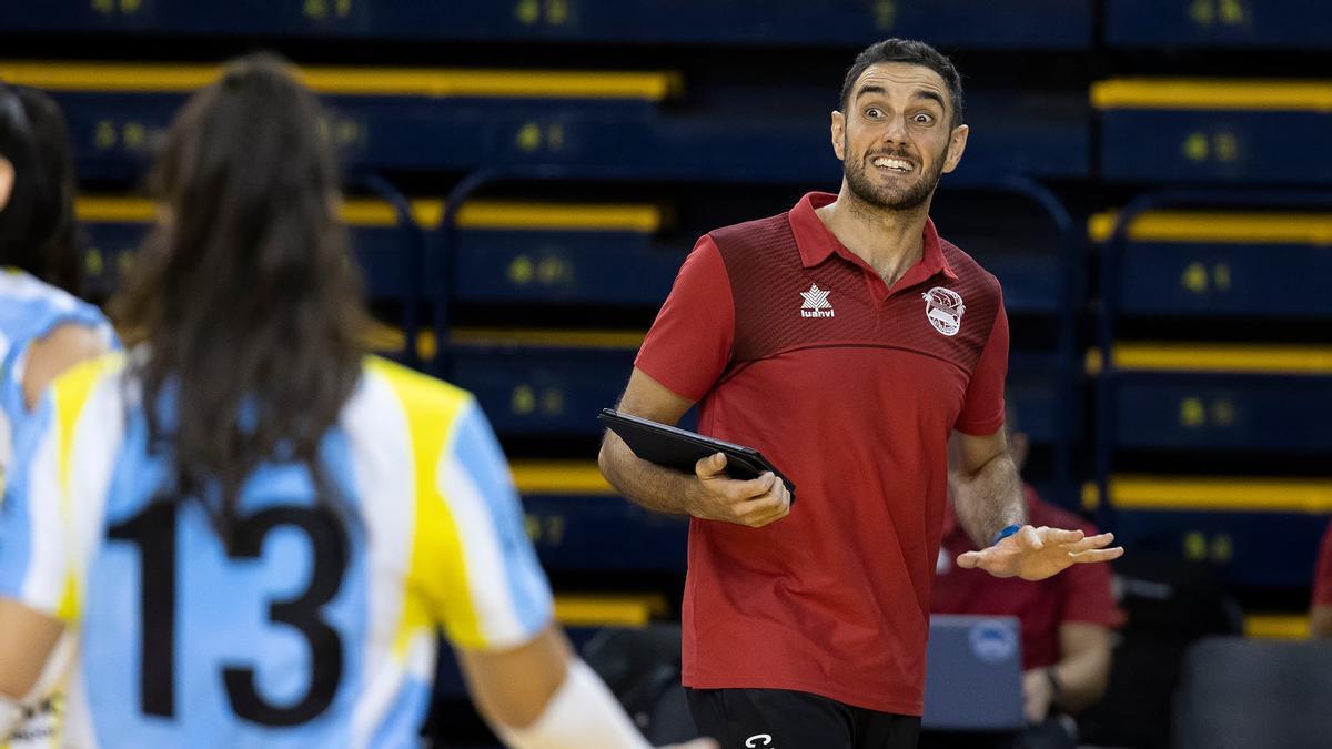 Alberto Avellaneda, entrenador del Sayre, da instrucciones desde la banda a sus jugadoras.
