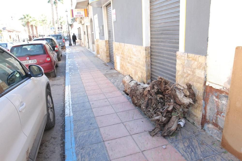 La salida del sol revela un panorama desolador en Los Alcázares