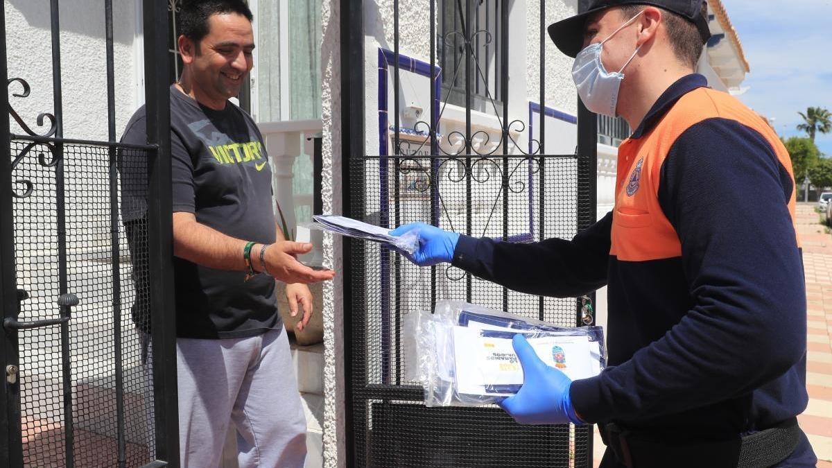 Un ciudadano recibe sus mascarillas