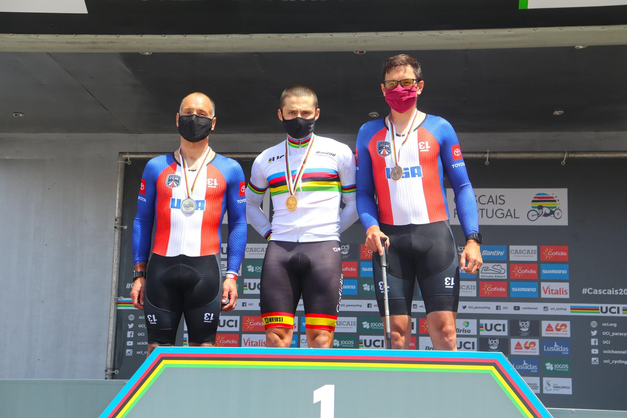 Joan Reinoso se viste con el maillot arco iris en Portugal