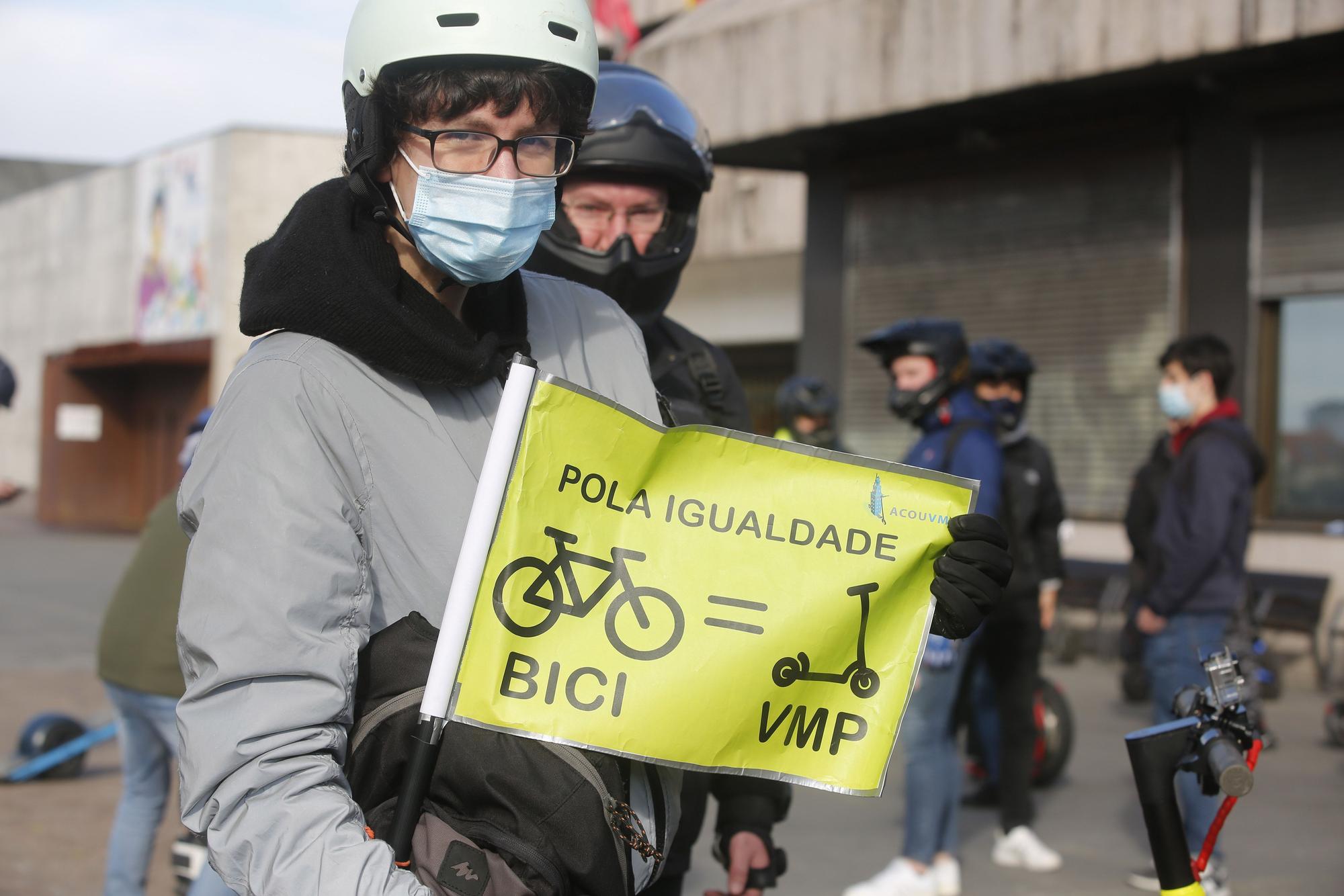 Medio centenar de personas se concentran en Vigo contra la "sobrerregulación" de Vehículos de Movilidad Personal