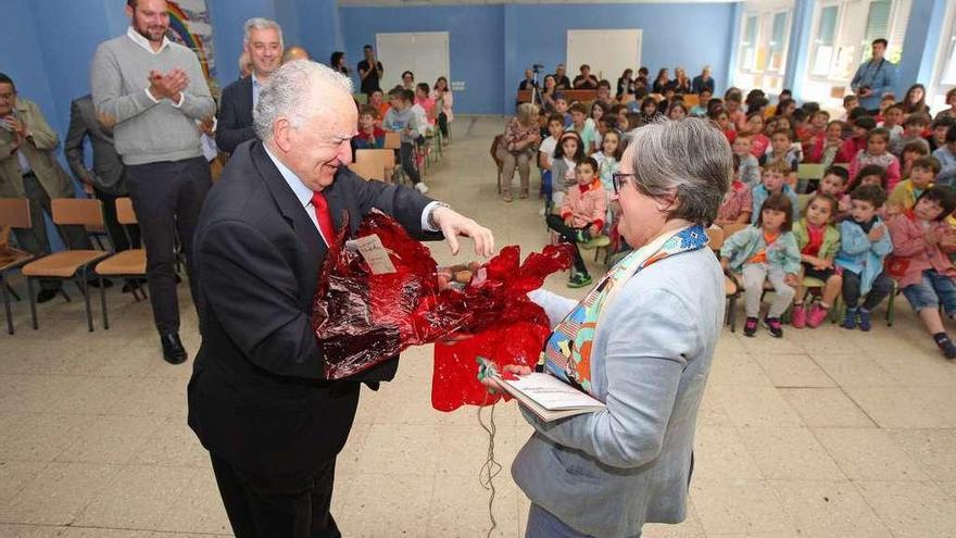 La directora del centro, Rosa Ferreira, entrega un regalo a Xesús Alonso Montero. // Bernabé/Cris M.V.