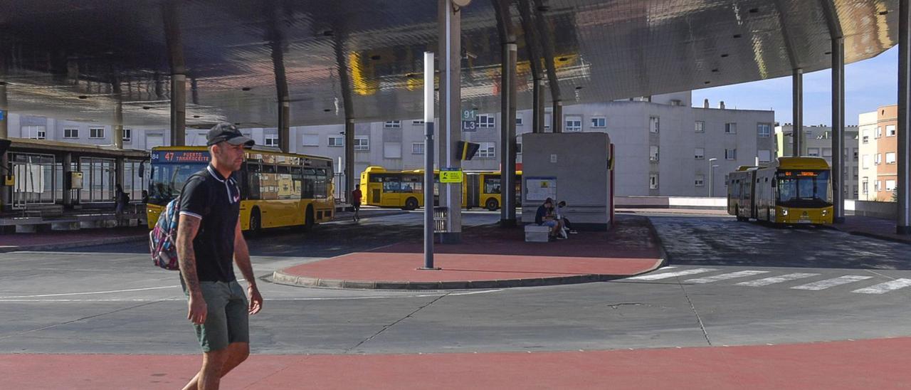 Un usuario atraviesa la estación de guaguas de Tamaraceite, donde se instalará en el Centro de Control de Movilidad de Gran Canaria. | | JUAN CASTRO