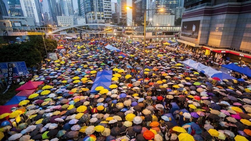 Multitudinaria manifestación en China, país que dejará de ser el más poblado en 2022.