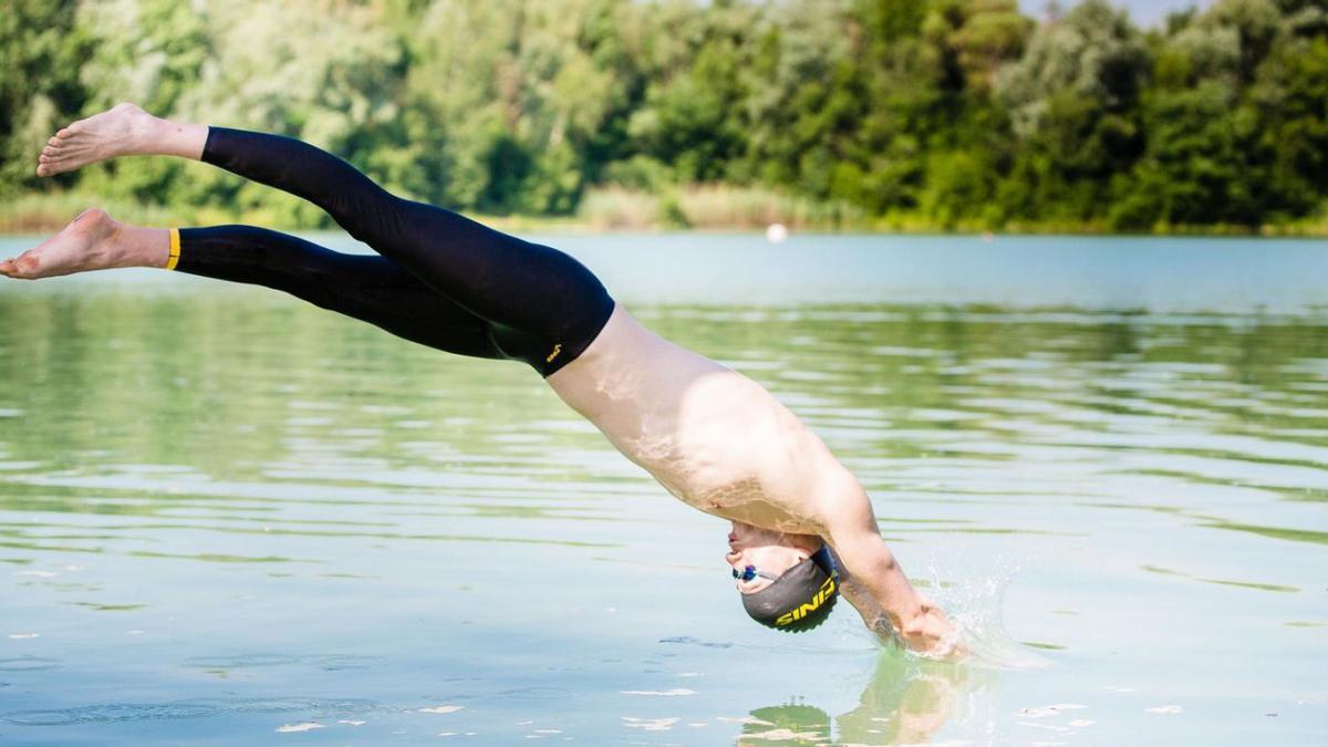 Alexander Studzinski, hier bei einem Sprung in einen See.  | FOTO: STUDZINSKI