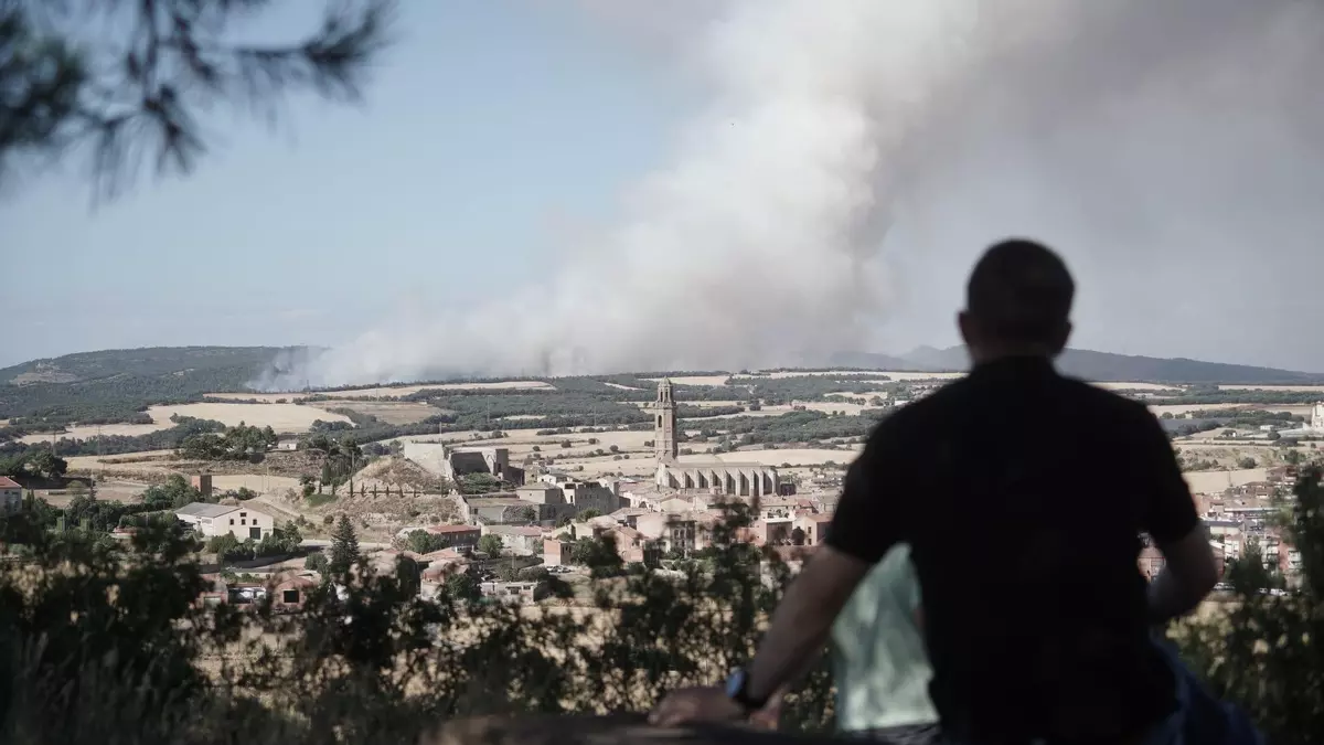 Els Bombers confien en donar per controlat l'incendi de Sant Pere Sallavinera aquesta tarda si no hi ha cap represa