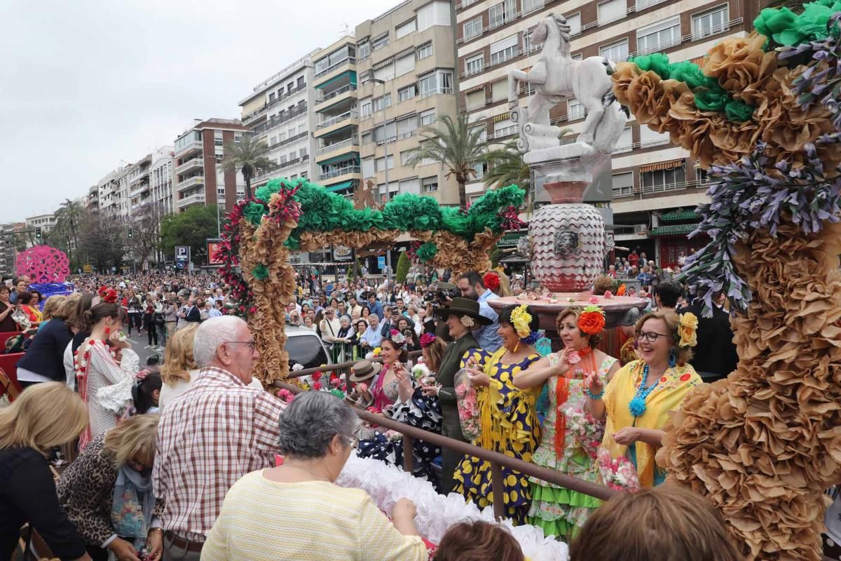 Miles de cordobeses participan en la Batalla de las Flores