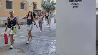 Oleada de pintadas en contra del turismo en el centro de Palma