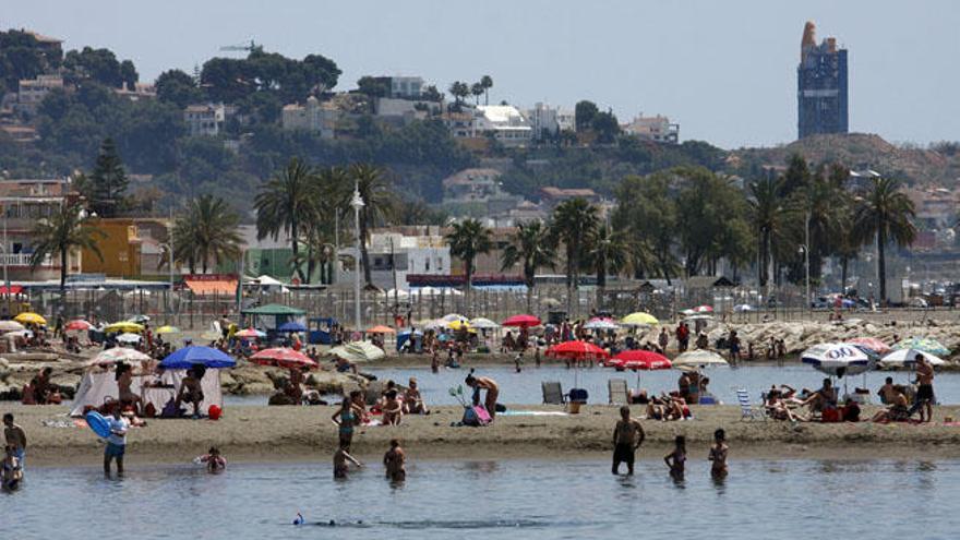 Detalle de una jornada de baño en la playa de Pedregalejo de la capital.