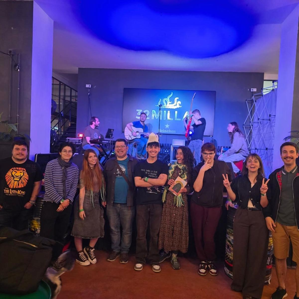 Imagen de los participantes en el Poetry Slam de Castelló del mes de abril en 32 Millas.