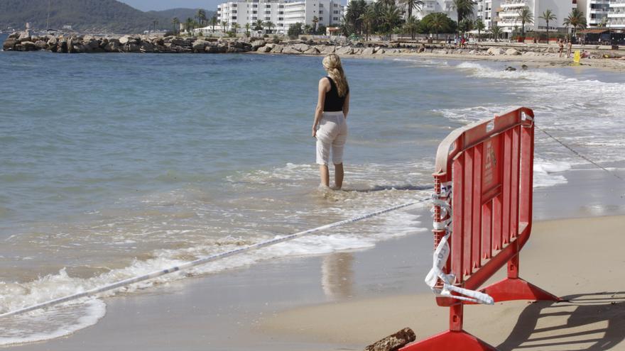 La playa de ses Figueretes sigue cerrada al baño desde el sábado por la presencia de restos fecales