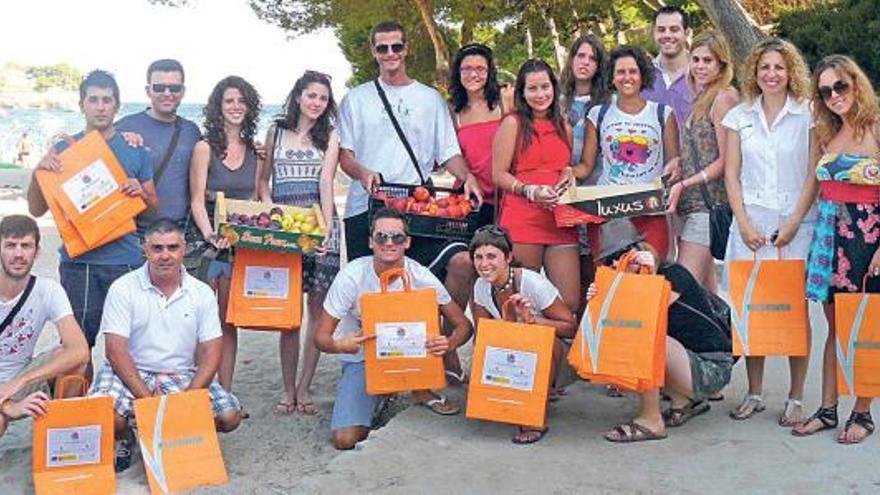 150 bolsas con fruta fresca en la playa de Cala d´Or