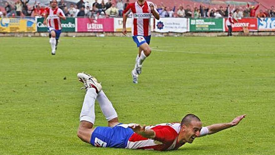 La icònica imatge de Migue celebrant el gol contra el Ceuta, el 2008, que va valer l&#039;ascens a Segona.