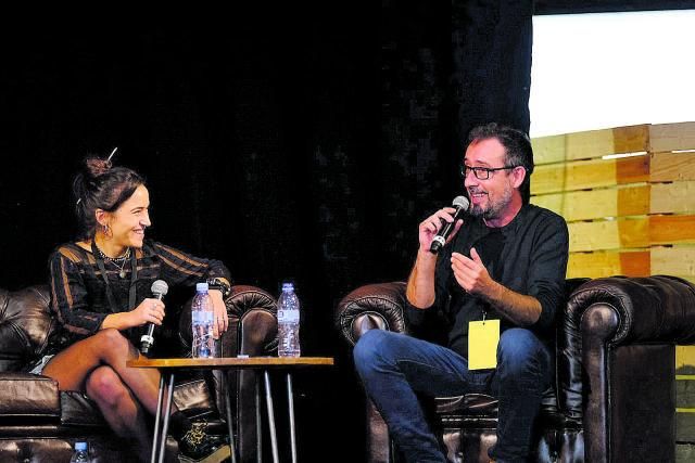 Laia Baldevey i Adrià Pujol durant la presentació al GiCòmic.