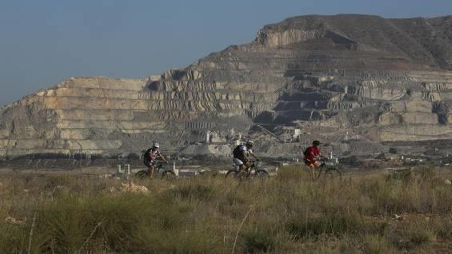 Camino de las Lomas Blancas, que llega a las canteras de la sierra Mediana, y David Pérez y José Antonio Alcaraz en la planicie de Los Monteros.