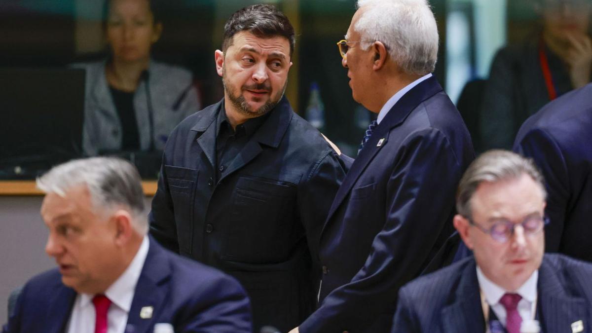 Zelenski, amb el president del Consell Europeu, António Costa, ahir en la cimera de Brussel·les.  | STEPHANIE LECOCQ / EFE