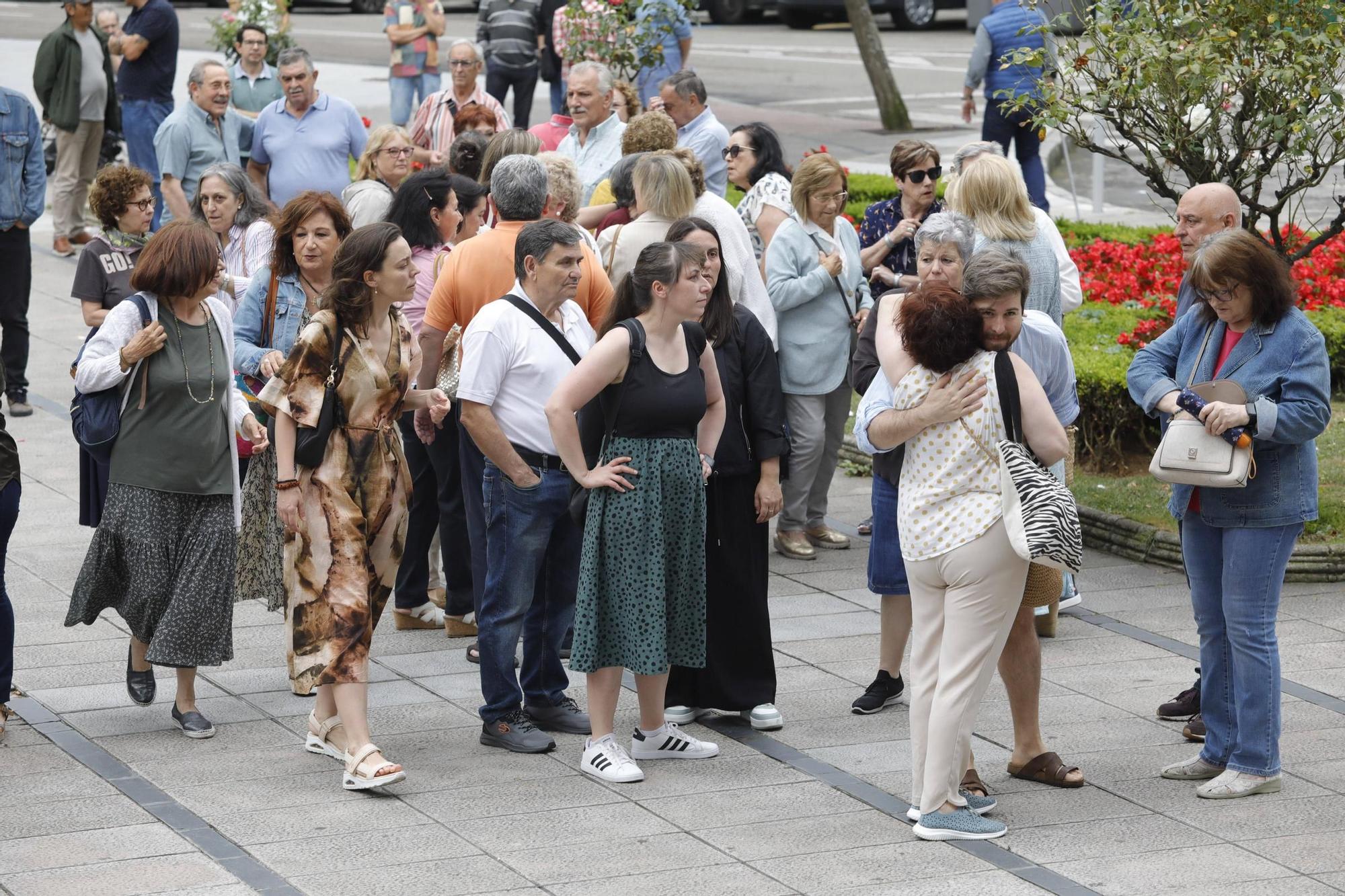 Así fue la despedida y el homenaje de amigos y clientes del Cafetón en Avilés a sus dueños, muertos en León