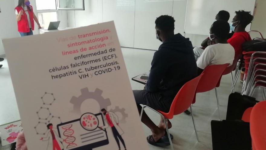 Talleres de Cruz Roja para mejorar la gestión de la salud en colectivos migrantes de Alicante