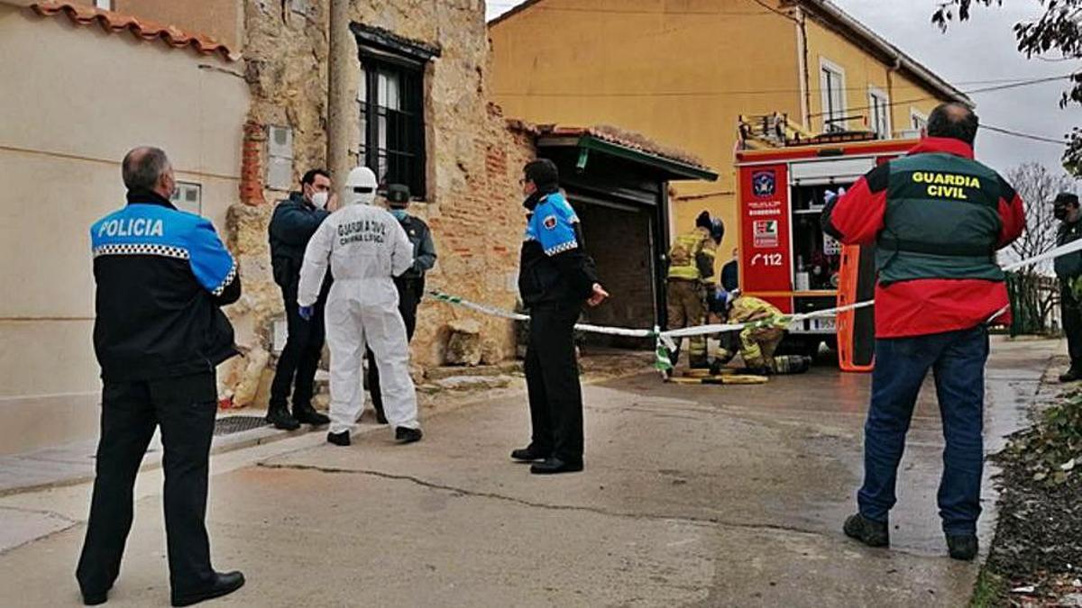 Agentes de la Policía y de la Guardia Civil, en  el exterior de la casa. | M. J. C.