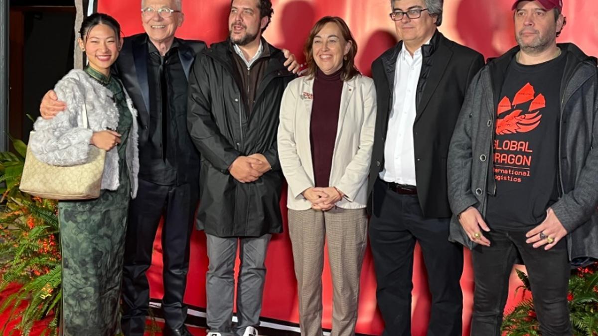 La consellera Sílvia Paneque amb l’equip de «Societat Negra».