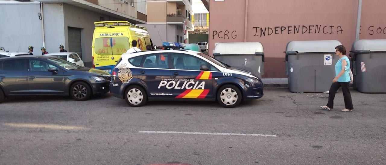 Los efecticos policiales y sanitarios, cierran calle Monte Quinxo donde está el hombre atrincherado en su casa