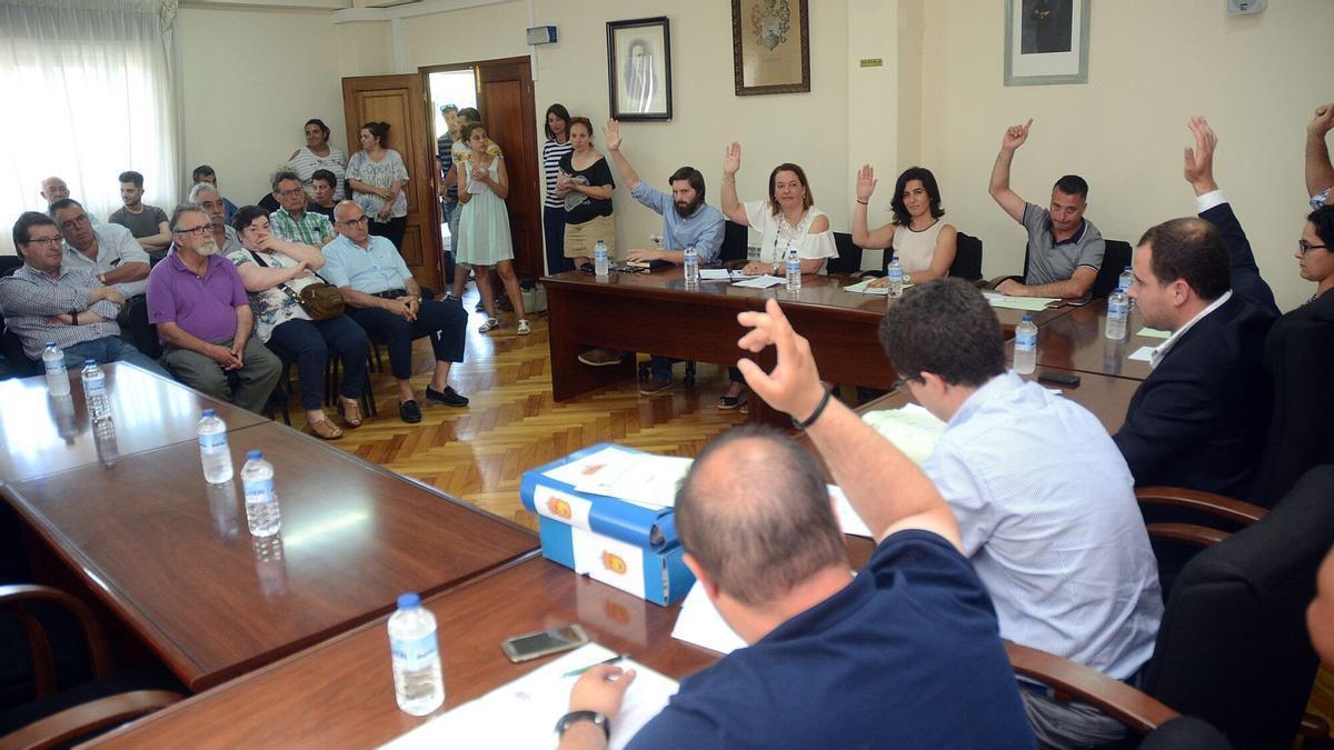 Votación para aprobar la fusión de Cerdedo y Cotobade en el Pleno Municipal de julio de 2016.
