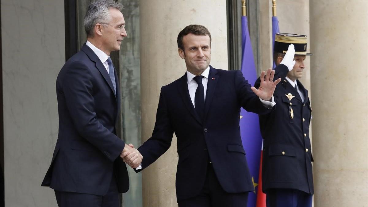 Macron recibe a Stoltenberg en el Palacio del Elíseo en París.