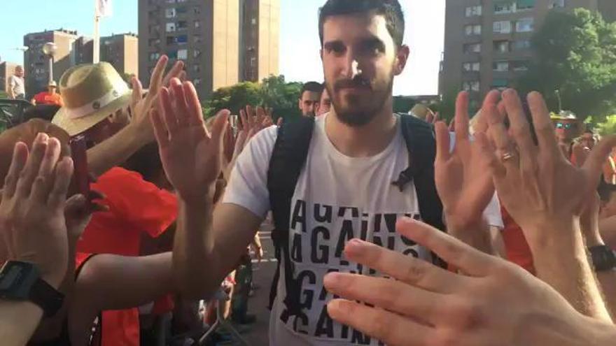 Recibimiento de la afición a los jugadores del Valencia Basket