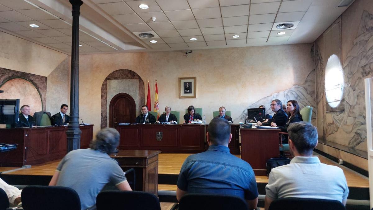 El Tribunal Superior de Justicia de Madrid ha acogido la vista por el caso de la 'patada en la puerta'