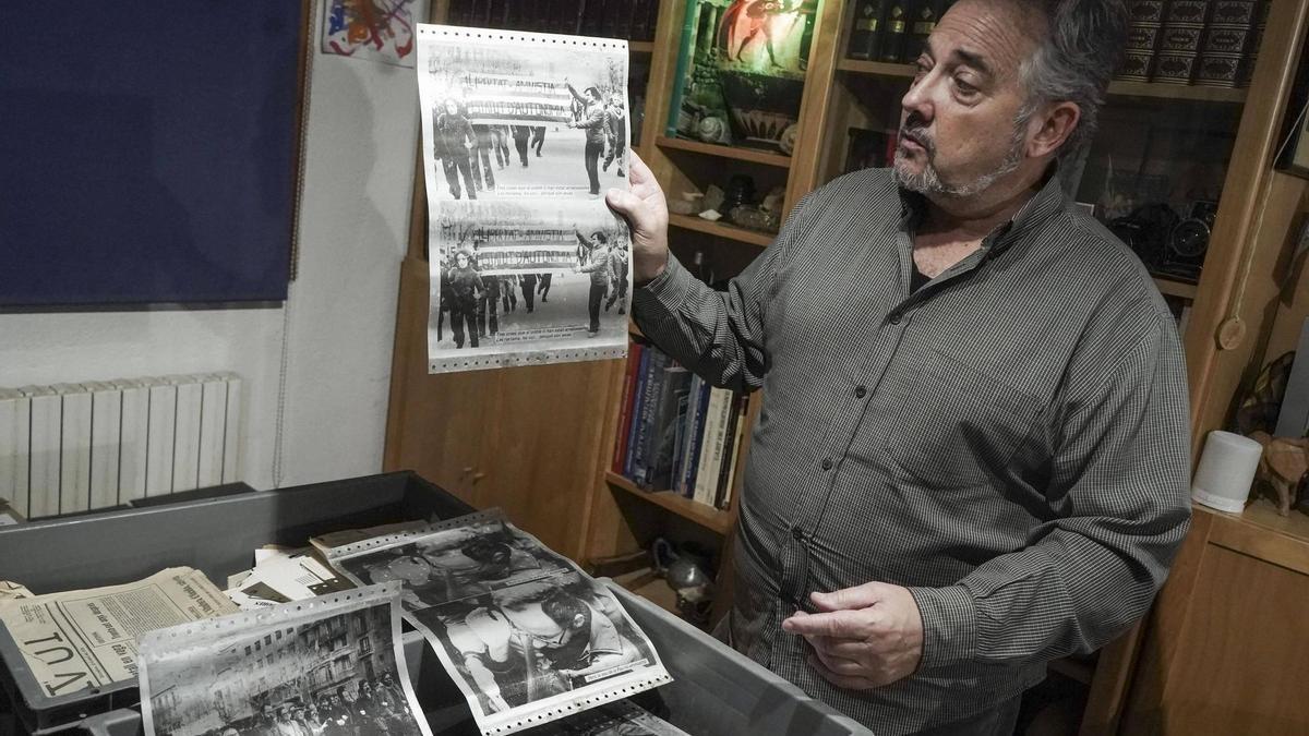 Eduard Sànchez, alcalde de Calders, conserva fotografías y documentos de los inicios de la transición