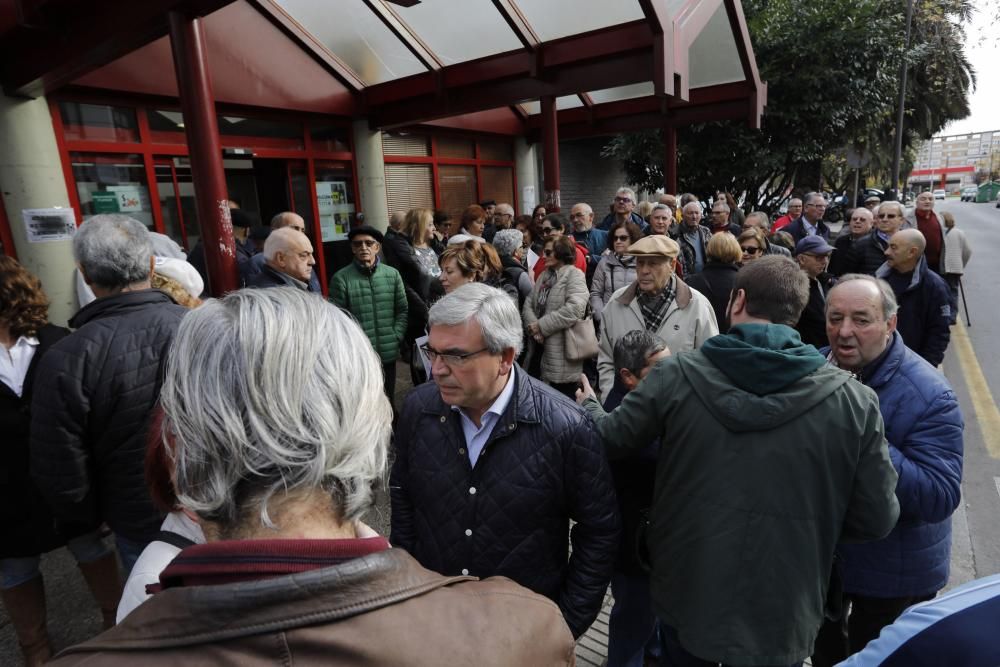 Concentración de vecinos de Perchera frente a la e