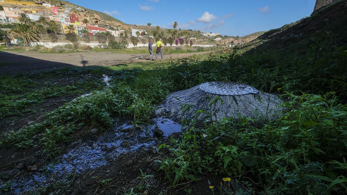 Fuga de aguas fecales por la tapa de una alcantarilla junto al puente de los Siete Ojos del Barranco Real de Telde