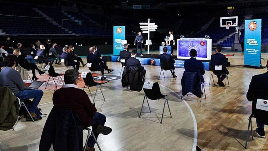 Distància de seguretat entre els representants dels clubs al sorteig d&#039;ahir al Wizink Center