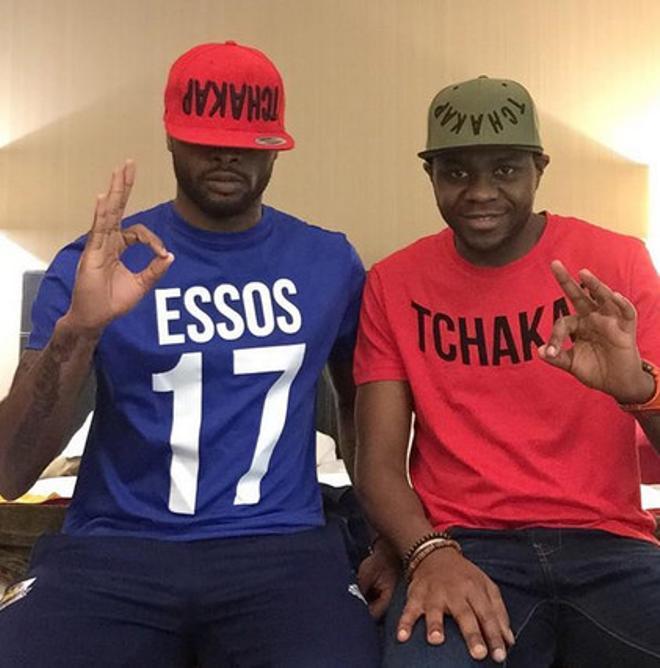 Alex Song, junto a un amigo, felicitando la entrada al 2015