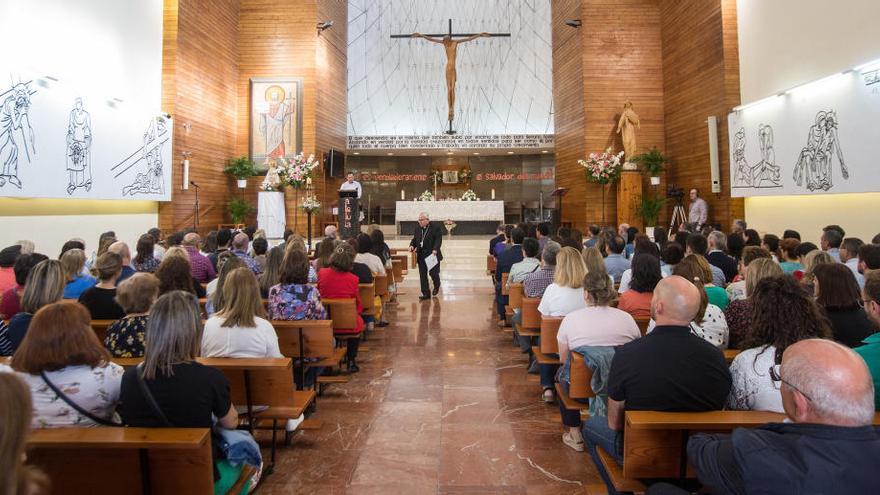 El obispo en un encuentro con profesores católicos celebrado en mayo en la parroquia de San Pablo.