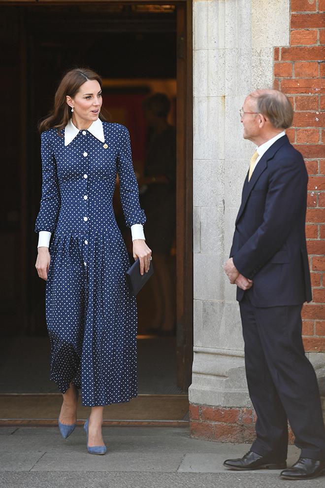 Kate Middleton, de azul y con estampado de lunares, en la inauguración de la exposición del 75 aniversario del desembarco de Normandía