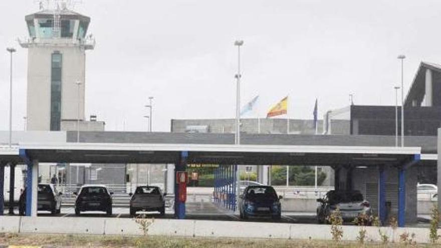 Imagen del exterior del aeropuerto de Alvedro.