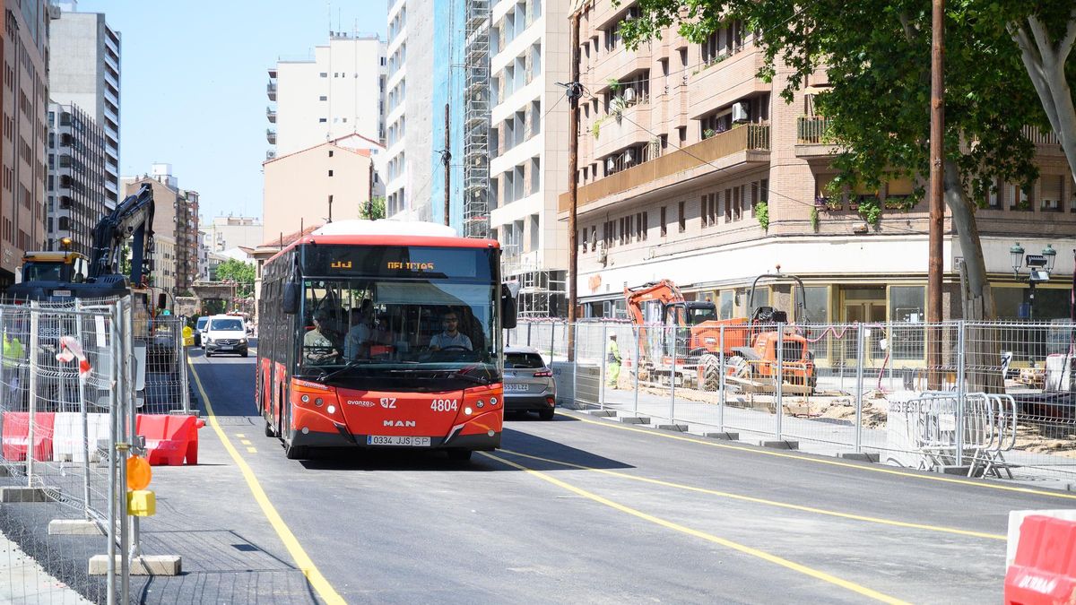 Un autobús en la avenida César Augusto tras las obras